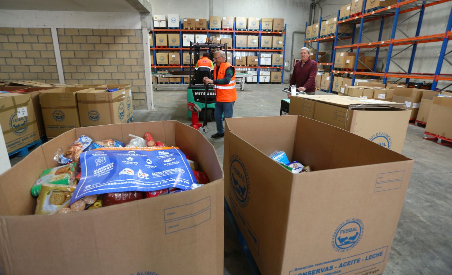 El Banco de Alimentos de Gipuzkoa almacena en su nave de Oiartzun los miles y miles de kilos de alimentos de la Gran Recogida