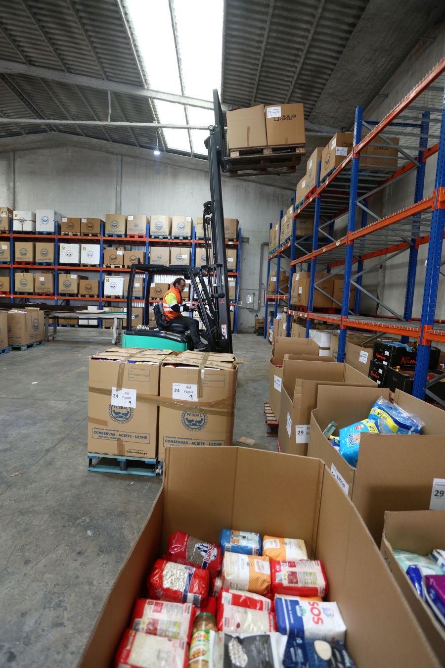 El Banco de Alimentos de Gipuzkoa almacena en su nave de Oiartzun los miles y miles de kilos de alimentos de la Gran Recogida