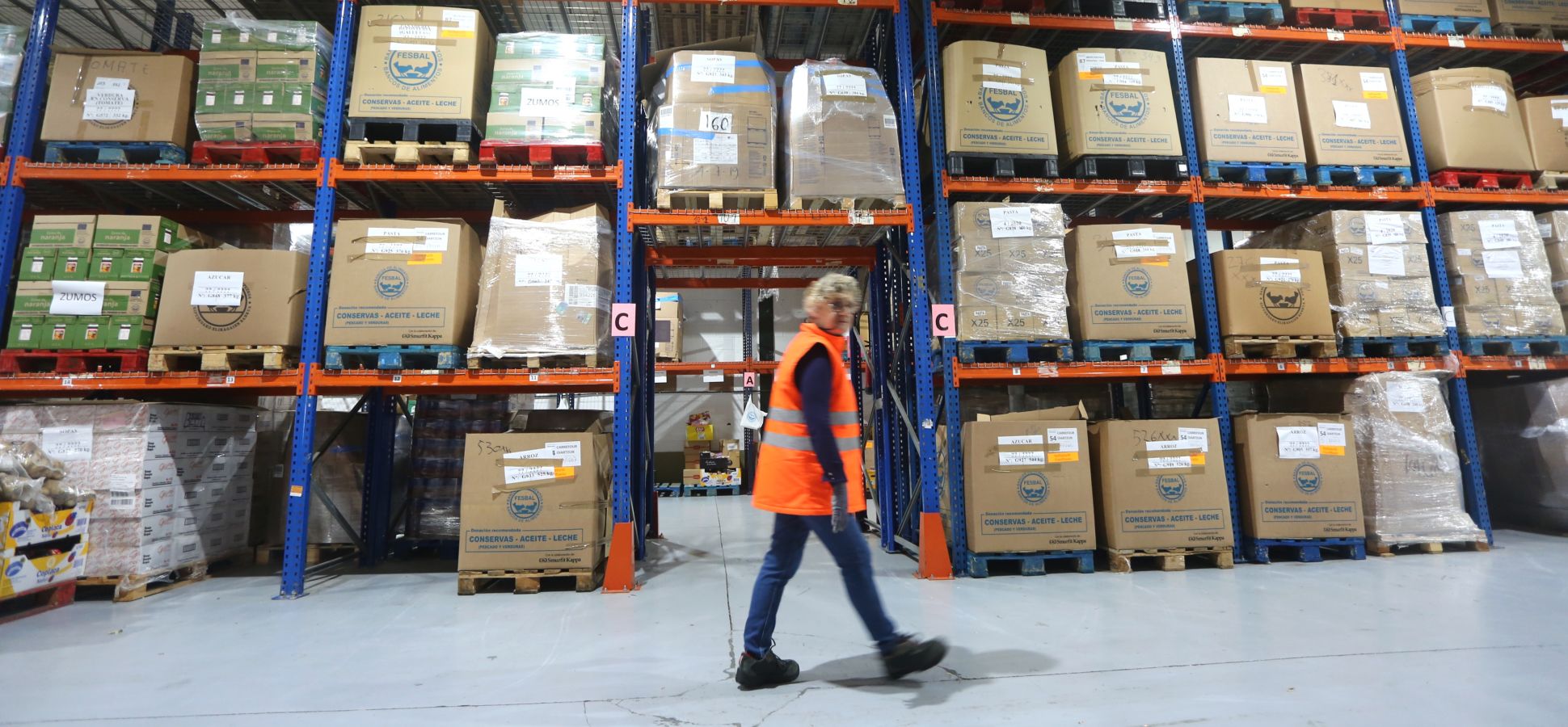 El Banco de Alimentos de Gipuzkoa almacena en su nave de Oiartzun los miles y miles de kilos de alimentos de la Gran Recogida