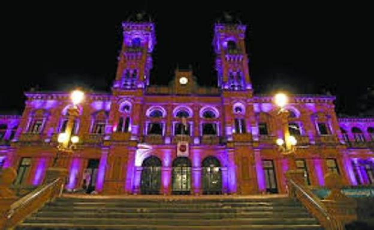 El Ayuntamiento de San Sebastián, iluminado de morado desde el domingo.