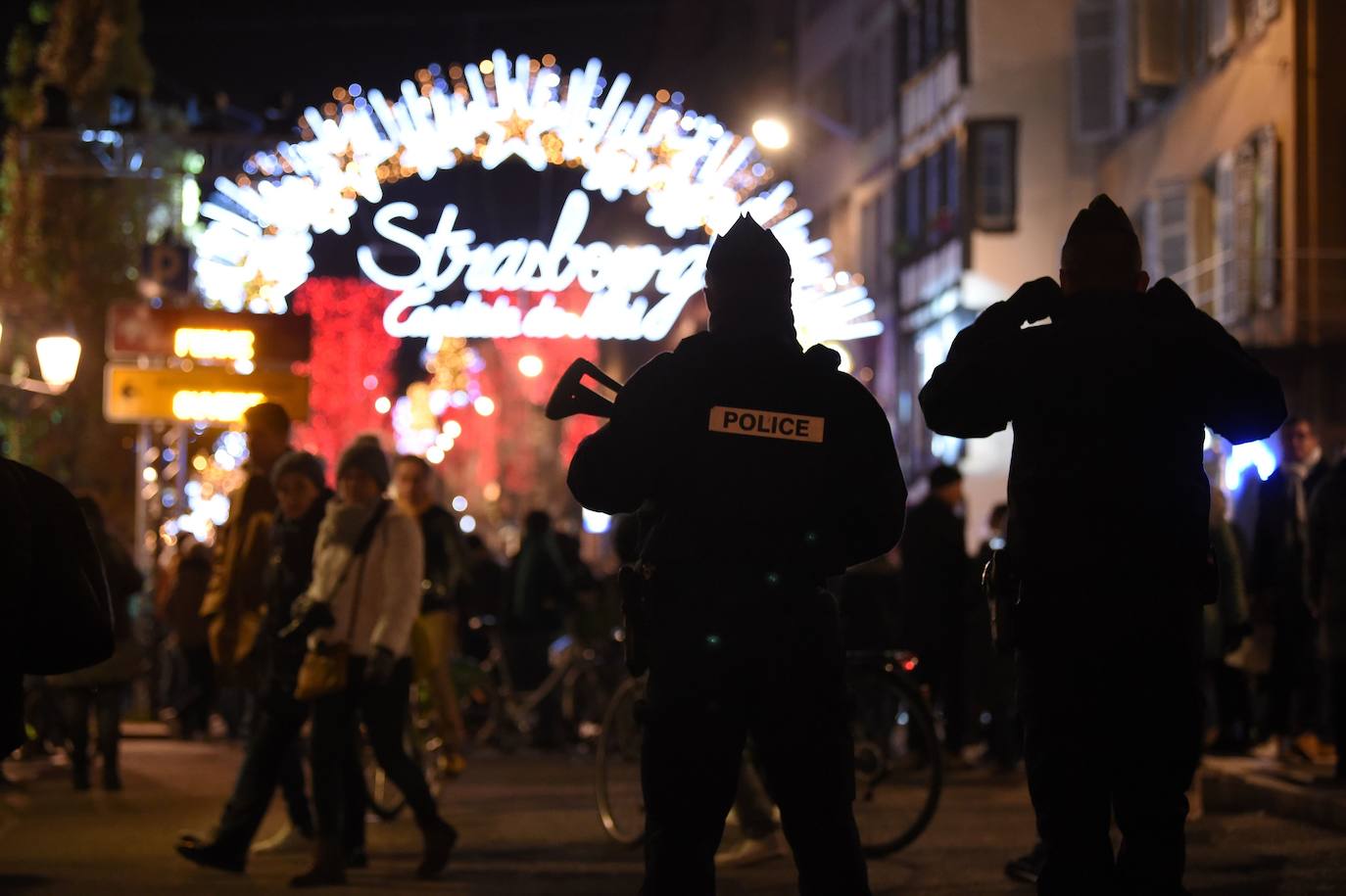La ciudad francesa de Estrasburgo ha abierto entre fuertes medidas de seguridad la 450ª edición de su mercado de Navidad, en el que el año pasado murieron cinco personas y otras diez resultaron heridas en un acto terrorista con arma de fuego. El Christkindelsmärik (mercado del niño Jesús en alsaciano) es el mercado navideño más antiguo de Francia y se compone de 300 puestos de madera llamados chalets, un abeto de 30 metros de altura y varios kilómetros de guirnaldas luminosas, y durante un mes acoge a dos millones de visitantes