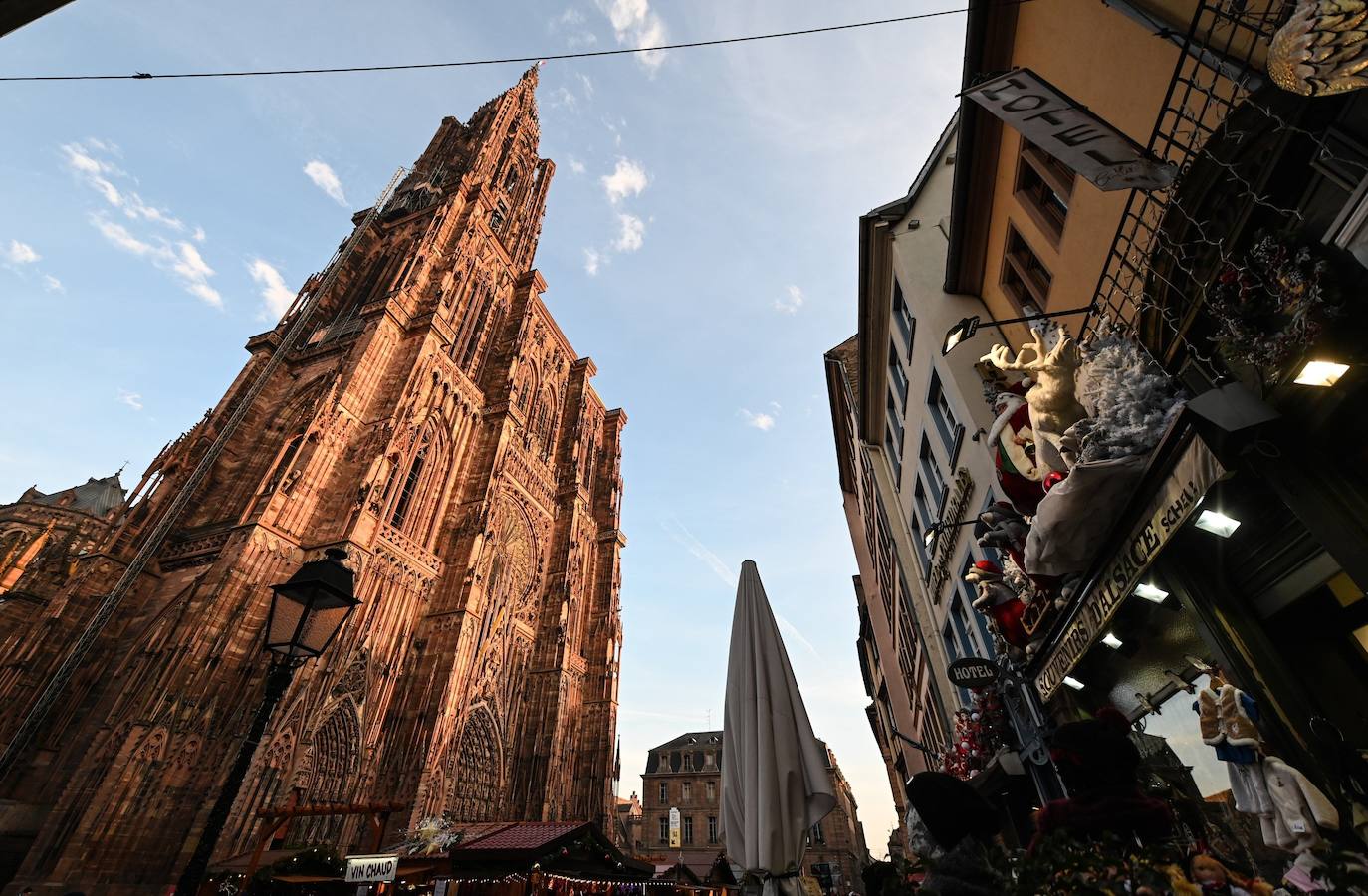 La ciudad francesa de Estrasburgo ha abierto entre fuertes medidas de seguridad la 450ª edición de su mercado de Navidad, en el que el año pasado murieron cinco personas y otras diez resultaron heridas en un acto terrorista con arma de fuego. El Christkindelsmärik (mercado del niño Jesús en alsaciano) es el mercado navideño más antiguo de Francia y se compone de 300 puestos de madera llamados chalets, un abeto de 30 metros de altura y varios kilómetros de guirnaldas luminosas, y durante un mes acoge a dos millones de visitantes