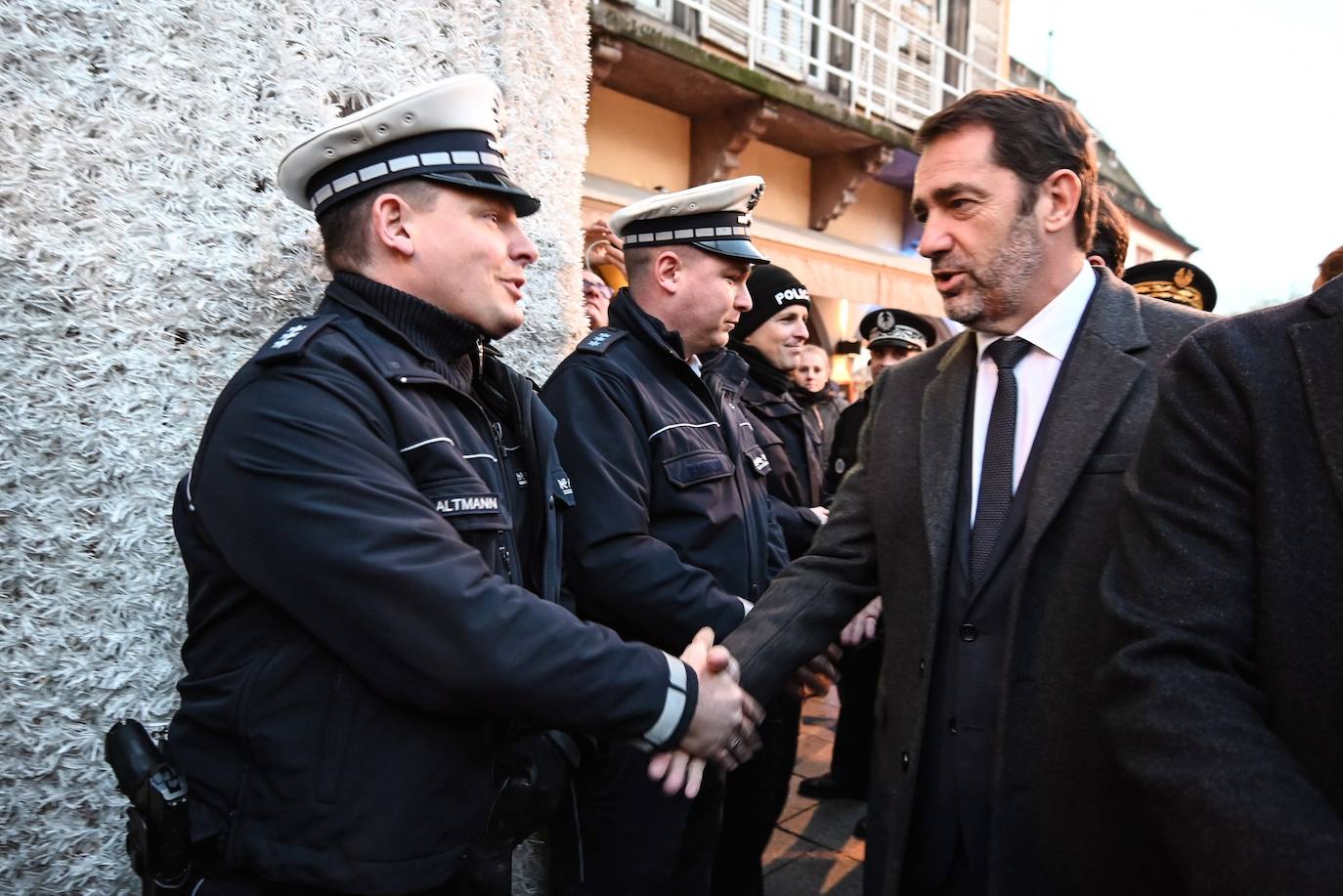 La ciudad francesa de Estrasburgo ha abierto entre fuertes medidas de seguridad la 450ª edición de su mercado de Navidad, en el que el año pasado murieron cinco personas y otras diez resultaron heridas en un acto terrorista con arma de fuego. El Christkindelsmärik (mercado del niño Jesús en alsaciano) es el mercado navideño más antiguo de Francia y se compone de 300 puestos de madera llamados chalets, un abeto de 30 metros de altura y varios kilómetros de guirnaldas luminosas, y durante un mes acoge a dos millones de visitantes