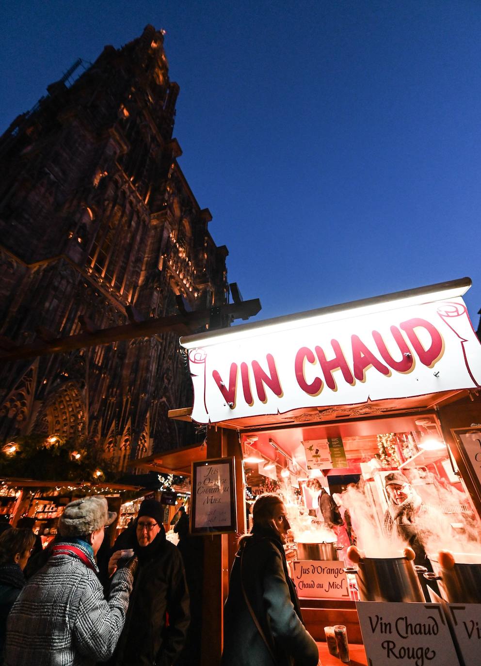 La ciudad francesa de Estrasburgo ha abierto entre fuertes medidas de seguridad la 450ª edición de su mercado de Navidad, en el que el año pasado murieron cinco personas y otras diez resultaron heridas en un acto terrorista con arma de fuego. El Christkindelsmärik (mercado del niño Jesús en alsaciano) es el mercado navideño más antiguo de Francia y se compone de 300 puestos de madera llamados chalets, un abeto de 30 metros de altura y varios kilómetros de guirnaldas luminosas, y durante un mes acoge a dos millones de visitantes