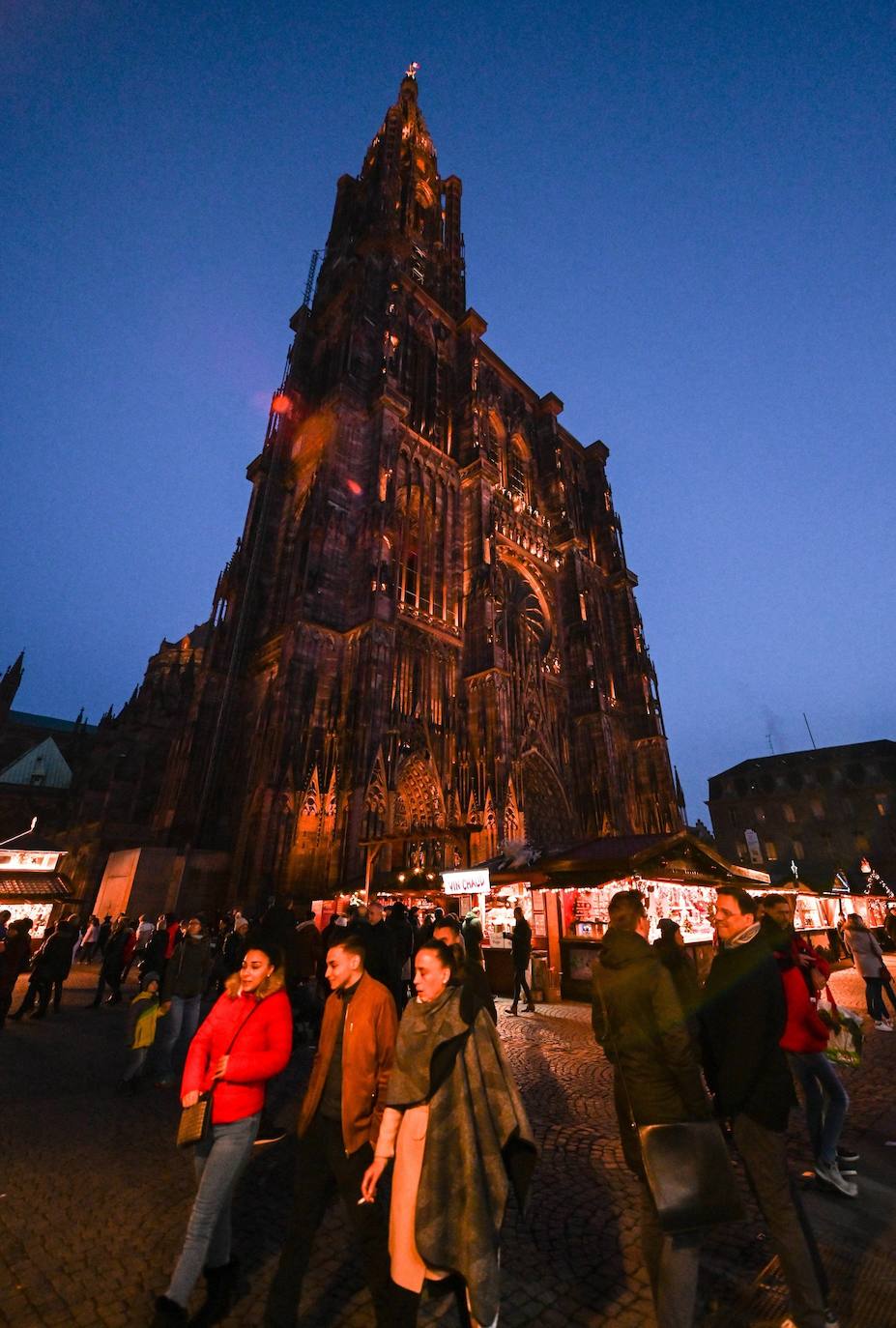 La ciudad francesa de Estrasburgo ha abierto entre fuertes medidas de seguridad la 450ª edición de su mercado de Navidad, en el que el año pasado murieron cinco personas y otras diez resultaron heridas en un acto terrorista con arma de fuego. El Christkindelsmärik (mercado del niño Jesús en alsaciano) es el mercado navideño más antiguo de Francia y se compone de 300 puestos de madera llamados chalets, un abeto de 30 metros de altura y varios kilómetros de guirnaldas luminosas, y durante un mes acoge a dos millones de visitantes