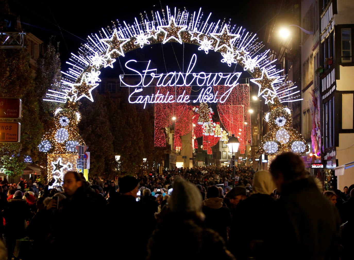 La ciudad francesa de Estrasburgo ha abierto entre fuertes medidas de seguridad la 450ª edición de su mercado de Navidad, en el que el año pasado murieron cinco personas y otras diez resultaron heridas en un acto terrorista con arma de fuego. El Christkindelsmärik (mercado del niño Jesús en alsaciano) es el mercado navideño más antiguo de Francia y se compone de 300 puestos de madera llamados chalets, un abeto de 30 metros de altura y varios kilómetros de guirnaldas luminosas, y durante un mes acoge a dos millones de visitantes