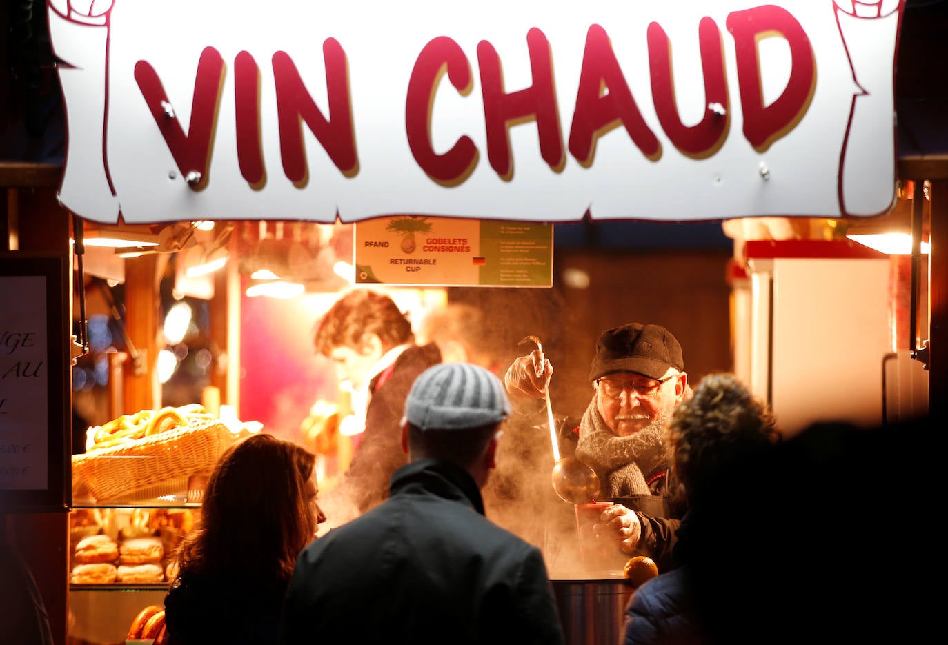 La ciudad francesa de Estrasburgo ha abierto entre fuertes medidas de seguridad la 450ª edición de su mercado de Navidad, en el que el año pasado murieron cinco personas y otras diez resultaron heridas en un acto terrorista con arma de fuego. El Christkindelsmärik (mercado del niño Jesús en alsaciano) es el mercado navideño más antiguo de Francia y se compone de 300 puestos de madera llamados chalets, un abeto de 30 metros de altura y varios kilómetros de guirnaldas luminosas, y durante un mes acoge a dos millones de visitantes