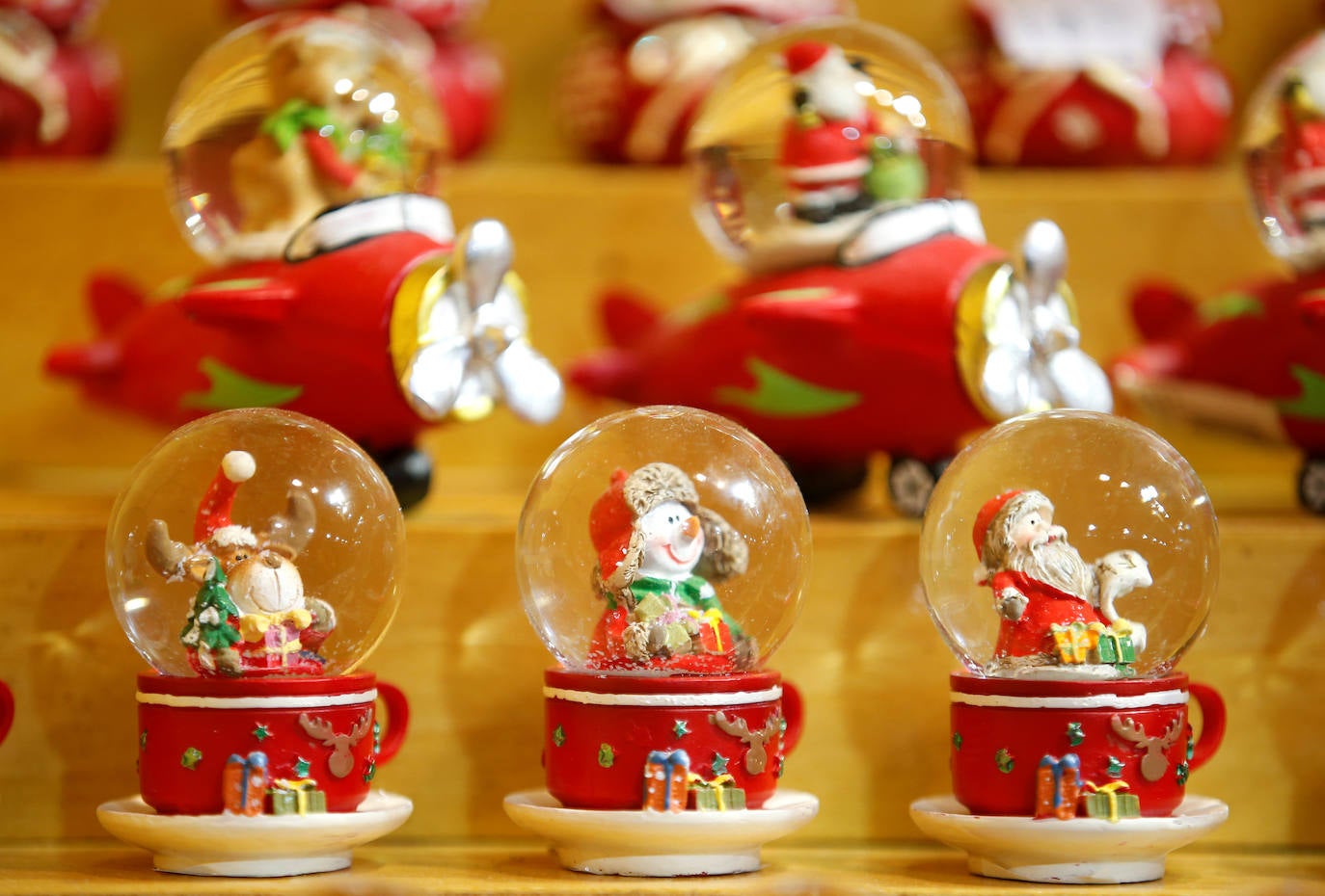 La ciudad francesa de Estrasburgo ha abierto entre fuertes medidas de seguridad la 450ª edición de su mercado de Navidad, en el que el año pasado murieron cinco personas y otras diez resultaron heridas en un acto terrorista con arma de fuego. El Christkindelsmärik (mercado del niño Jesús en alsaciano) es el mercado navideño más antiguo de Francia y se compone de 300 puestos de madera llamados chalets, un abeto de 30 metros de altura y varios kilómetros de guirnaldas luminosas, y durante un mes acoge a dos millones de visitantes