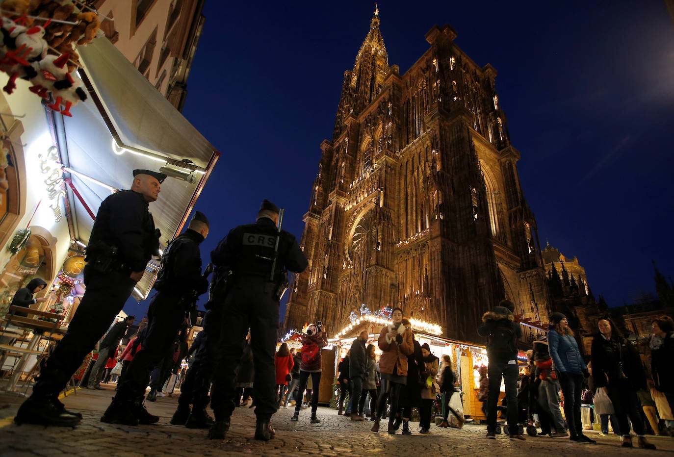 La ciudad francesa de Estrasburgo ha abierto entre fuertes medidas de seguridad la 450ª edición de su mercado de Navidad, en el que el año pasado murieron cinco personas y otras diez resultaron heridas en un acto terrorista con arma de fuego. El Christkindelsmärik (mercado del niño Jesús en alsaciano) es el mercado navideño más antiguo de Francia y se compone de 300 puestos de madera llamados chalets, un abeto de 30 metros de altura y varios kilómetros de guirnaldas luminosas, y durante un mes acoge a dos millones de visitantes