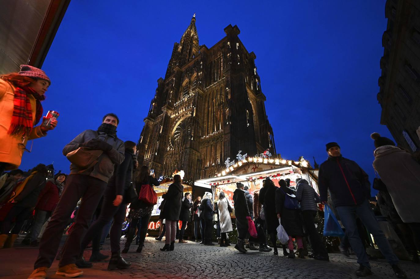 La ciudad francesa de Estrasburgo ha abierto entre fuertes medidas de seguridad la 450ª edición de su mercado de Navidad, en el que el año pasado murieron cinco personas y otras diez resultaron heridas en un acto terrorista con arma de fuego. El Christkindelsmärik (mercado del niño Jesús en alsaciano) es el mercado navideño más antiguo de Francia y se compone de 300 puestos de madera llamados chalets, un abeto de 30 metros de altura y varios kilómetros de guirnaldas luminosas, y durante un mes acoge a dos millones de visitantes