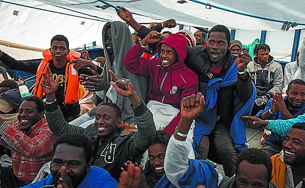 Los 78 migrantes a bordo del 'Aita Mari' muestran su alegría tras conocer que desembarcarán en el puerto de Pozzallo.