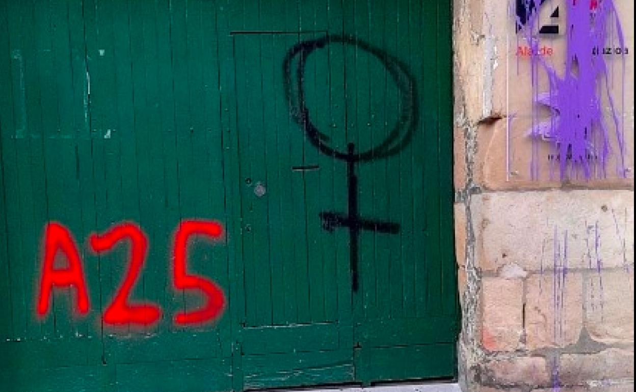 La pintada en la sede de Alarde Fundazioa de Hondarribia.