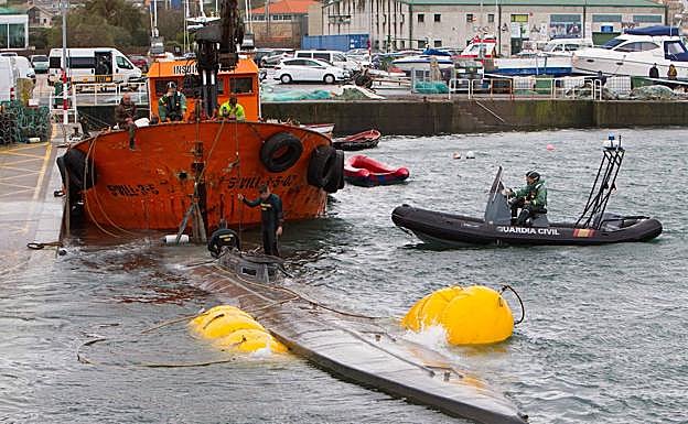 El remolcador Insuiña Rande saca a flote el narcosubmarino. 