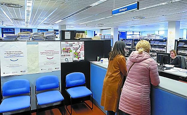 Dos mujeres realizan el trámite del registro del alquiler en una oficina de Bizilagun. 