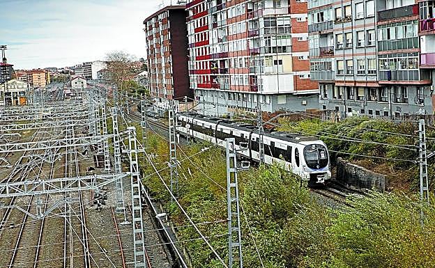 El Topo antes de llegar a Belaskoenea discurre ahora en paralelo y fuera de la playa de vías de Adif. En el futuro, se integrará en ese espacio.