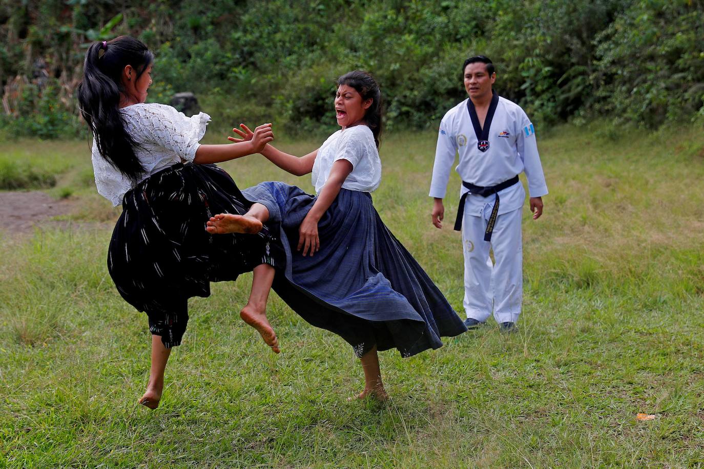 Niñas q'qchí de la aldea Tipulcan en San Pedro Carchá practican taekwondo con su maestro, Danny Coy, en una cancha de tierra en el medio de la aldea. Cada golpe es seguido por un fuerte grito que se resuena en las laderas de la zona montañosa de Alta Verapaz, en el norte de Guatemala. Con cada patada al aire, las niñas de la aldea Tipulcan espantan a los fantasmas de la violencia machista y el acoso que han sufrido en su comunidad. 