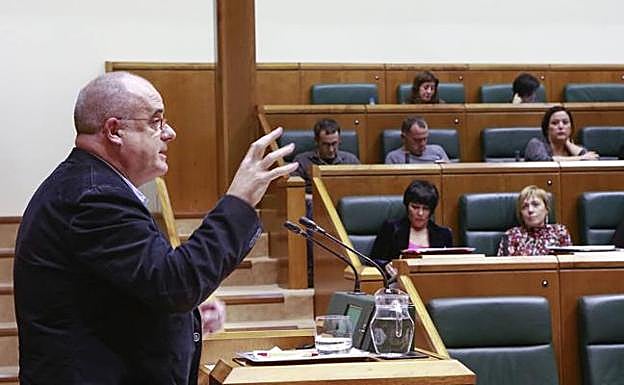 Joseba Egibar interviene en el debate aprlamentario sobre el derecho a decidir.