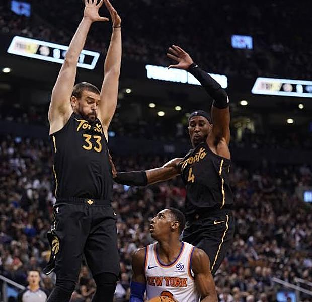 Marc Gasol intenta obstaculizar un lanzamiento de R.J. Barrett. 