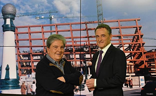 José Antonio Echenique y José Miguel Ayerza posan ahora ante una imagen del Kursaal durante su proceso de construcción.
