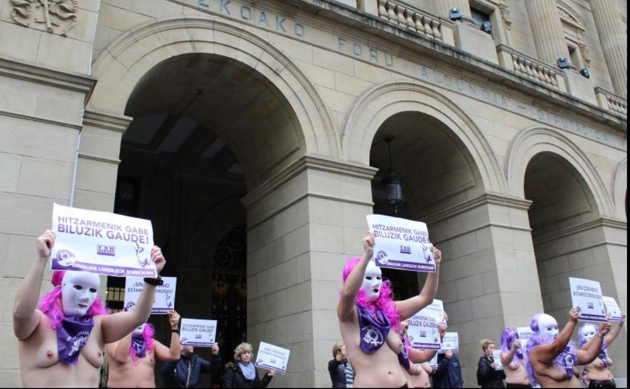 La protesta de las trabajadoras de las residencias de Gipuzkoa delante de la Diputación en la Plaza Gipuzkoa.