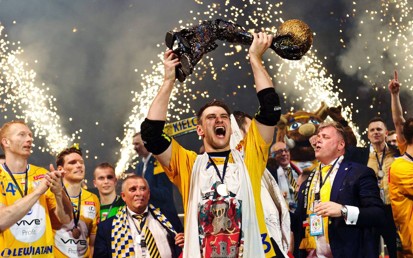 Julen Aginagalde celebra, con la banera de irun al cuello, la victoria en la Champions con el Kielce.