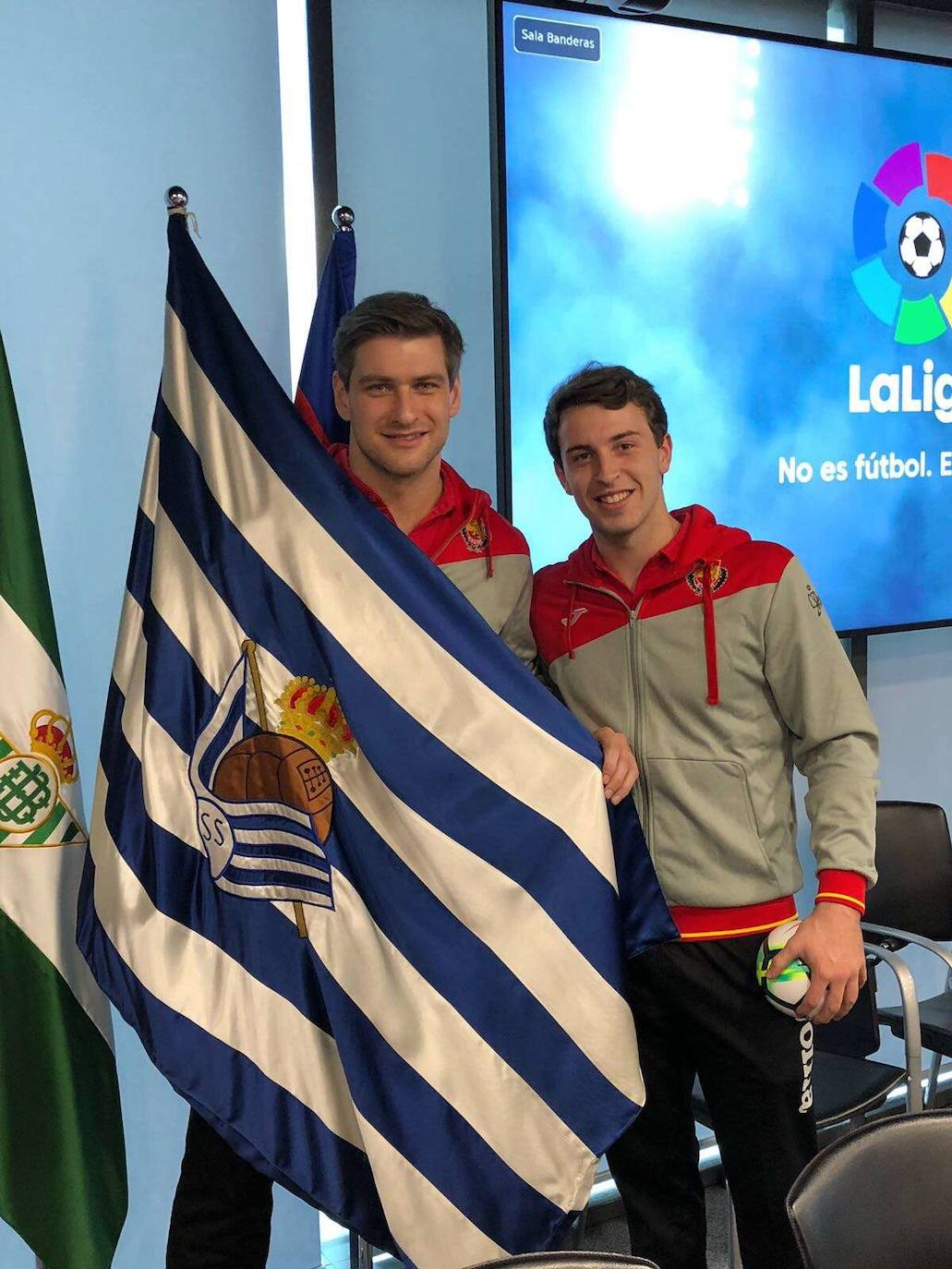 Aginagalde y Odriozola posan con la bandera de la Real Sociedad. 
