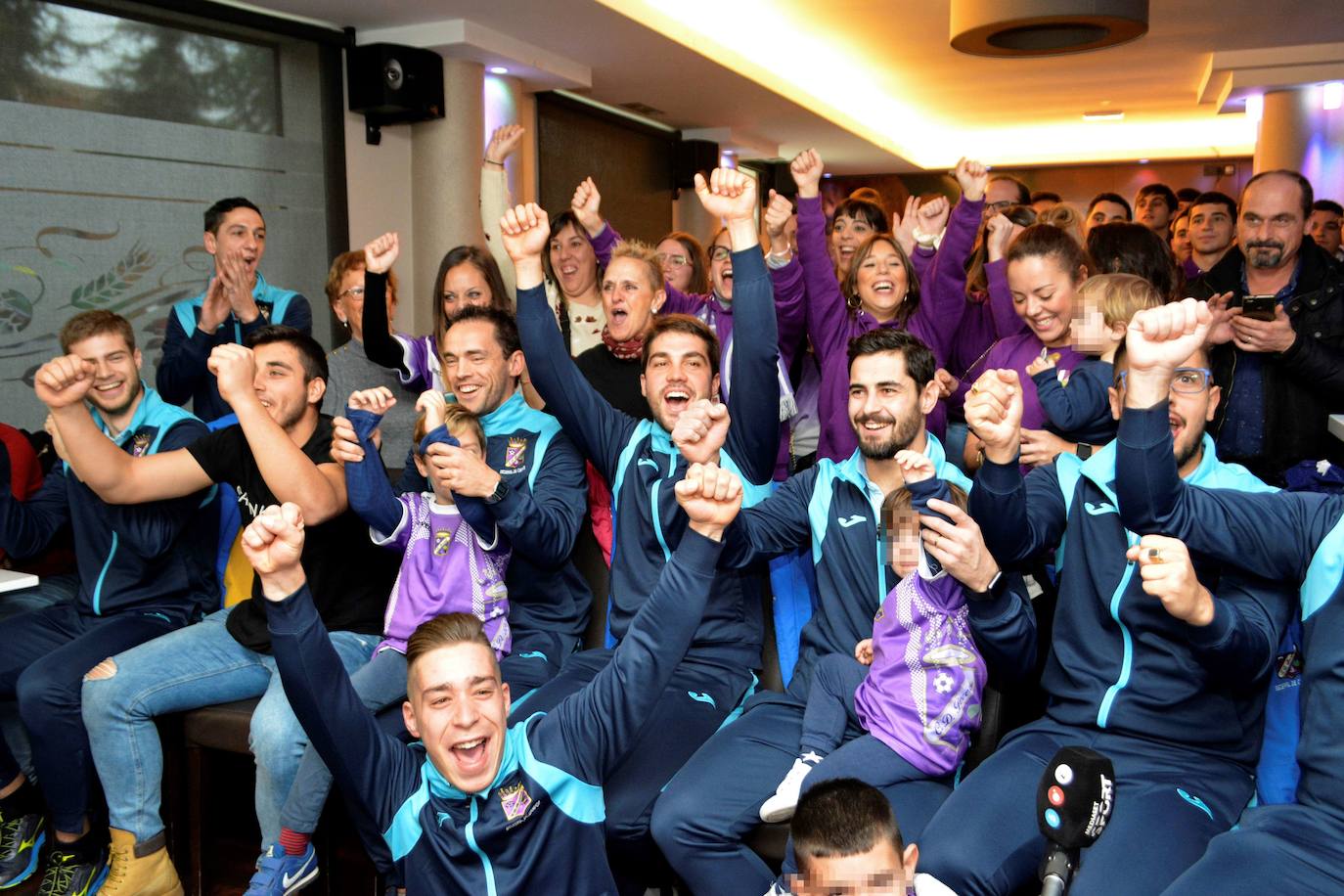 Los jugadores del Becerril celebrando el sorteo, tras conocer que se iban a enfrentar a la Real en la primera eliminatoria de la Copa del Rey.