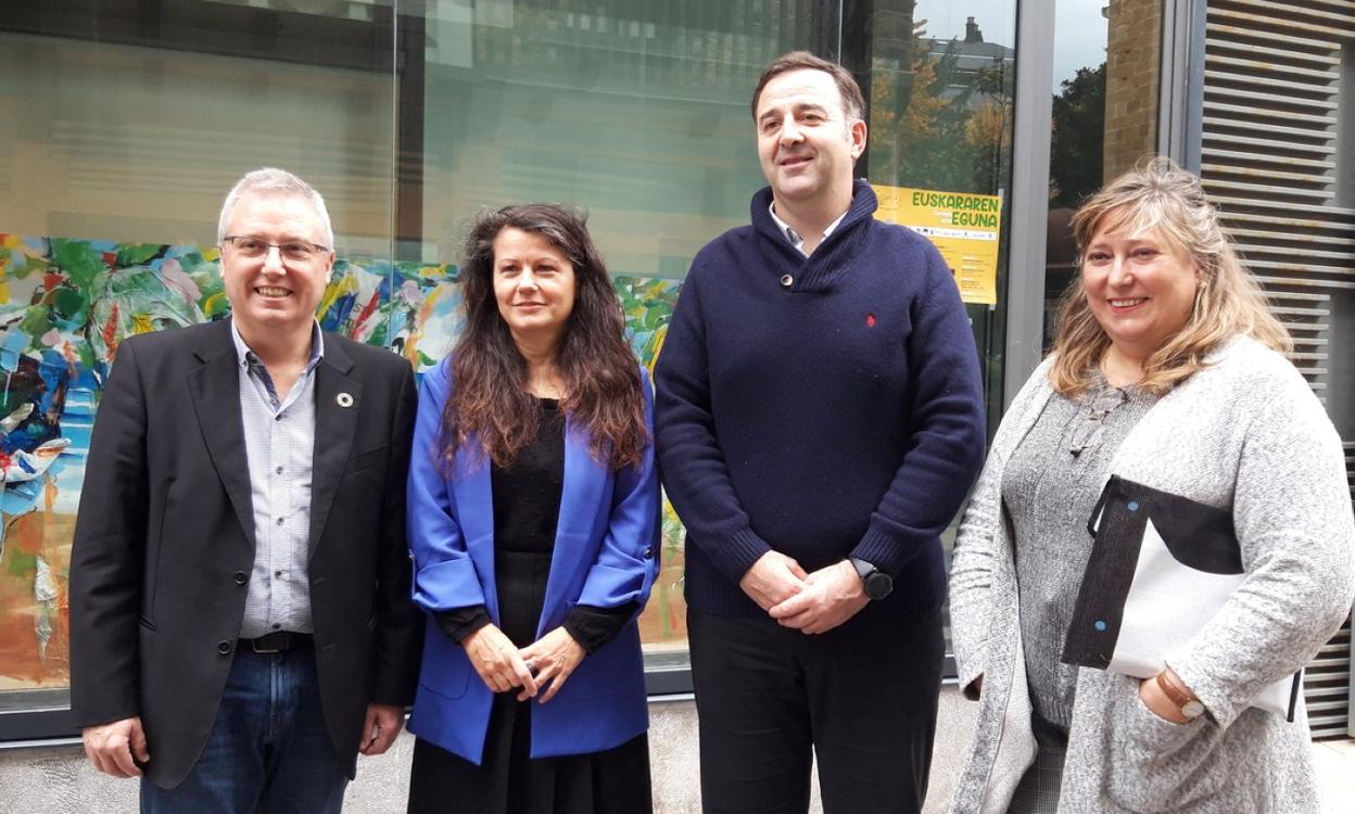 Turismo Plastic Free. El diputado José Ignacio Asensio, los concejales Gloria Vázquez e Ixidor Larrañaga y Begoña Cabaleiro, de Emaus Fundazioa, tras la presentación del proyecto ayer en Zarautz. 