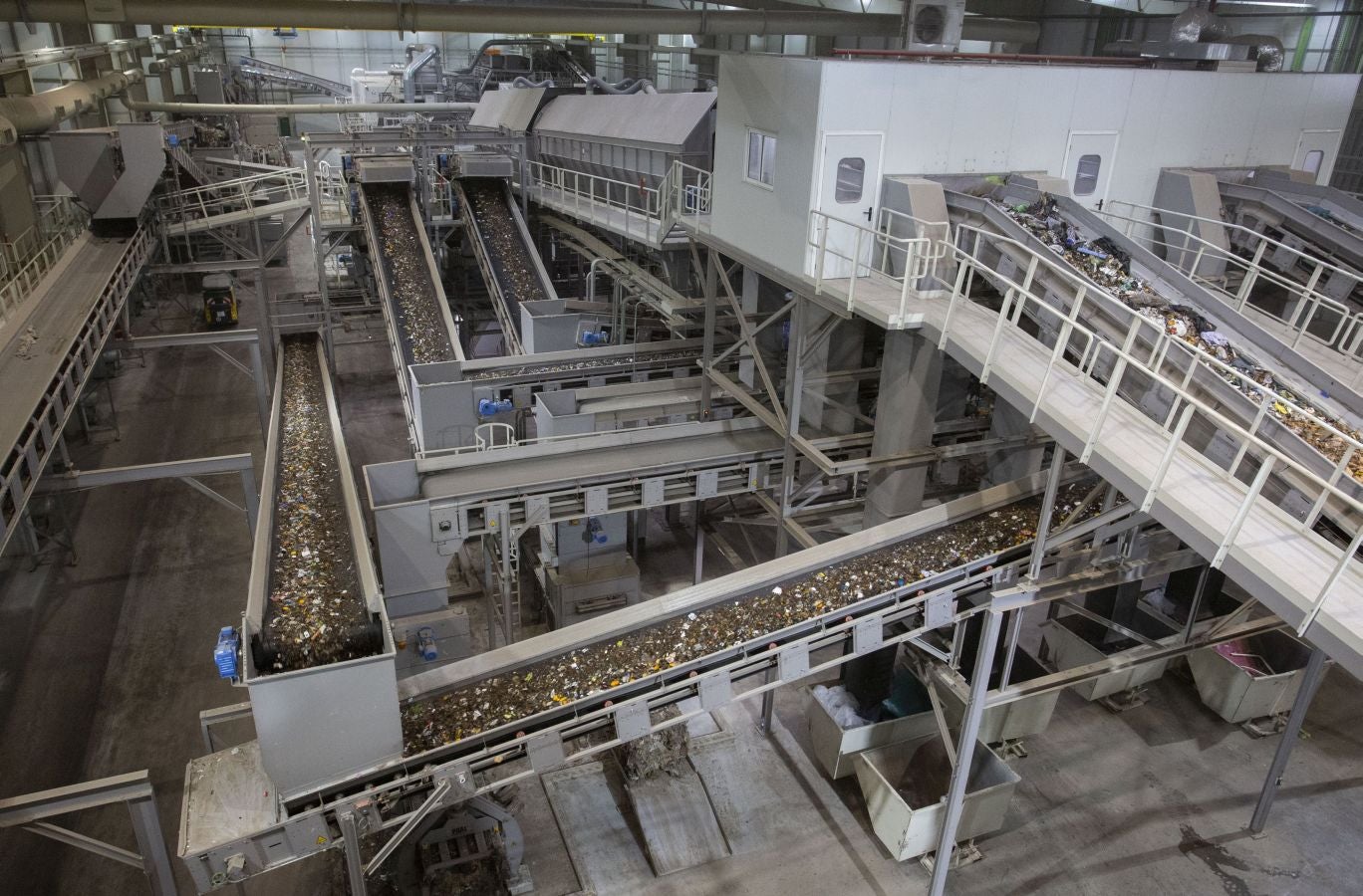 La incineradora de Zubieta ha comenzado su proceso de pruebas en caliente con la quema de las primeras toneladas de basura en sus hornos. Entre la noche de ayer y hoy se han introducido como combustible las primeras nueve toneladas de residuos para comenzar a comprobar si las conexiones funcionan y los sistemas de depuración y control de gases se encuentran a punto.