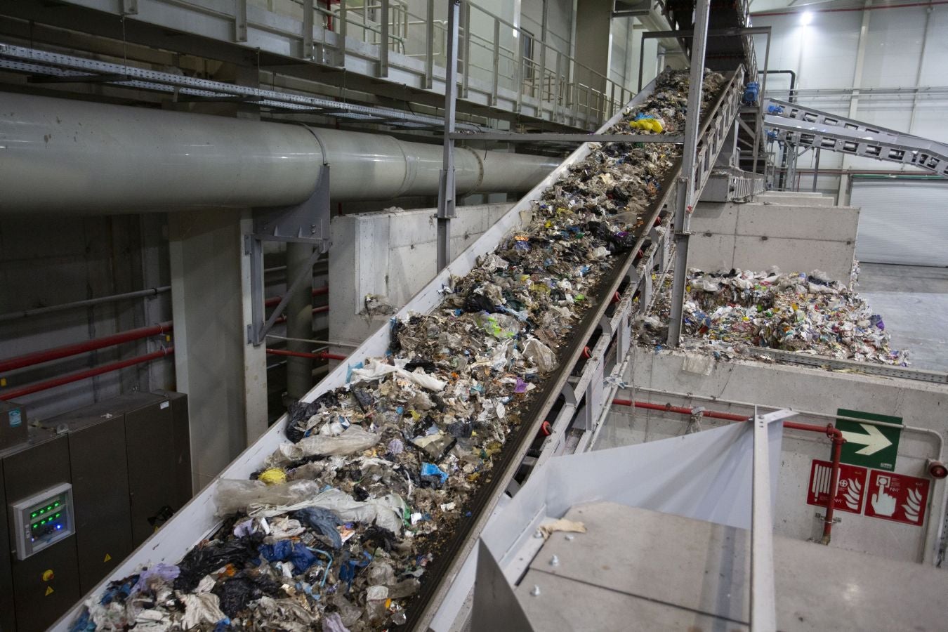 La incineradora de Zubieta ha comenzado su proceso de pruebas en caliente con la quema de las primeras toneladas de basura en sus hornos. Entre la noche de ayer y hoy se han introducido como combustible las primeras nueve toneladas de residuos para comenzar a comprobar si las conexiones funcionan y los sistemas de depuración y control de gases se encuentran a punto.