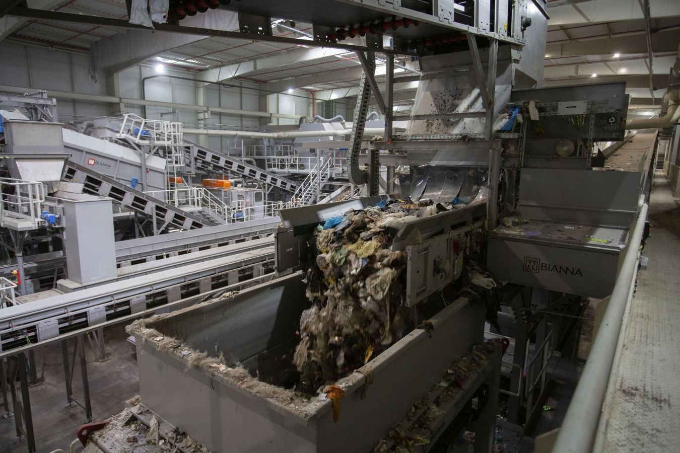 La incineradora de Zubieta ha comenzado su proceso de pruebas en caliente con la quema de las primeras toneladas de basura en sus hornos. Entre la noche de ayer y hoy se han introducido como combustible las primeras nueve toneladas de residuos para comenzar a comprobar si las conexiones funcionan y los sistemas de depuración y control de gases se encuentran a punto.
