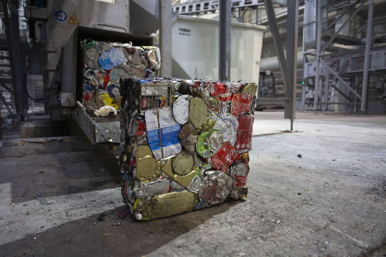 La incineradora de Zubieta ha comenzado su proceso de pruebas en caliente con la quema de las primeras toneladas de basura en sus hornos. Entre la noche de ayer y hoy se han introducido como combustible las primeras nueve toneladas de residuos para comenzar a comprobar si las conexiones funcionan y los sistemas de depuración y control de gases se encuentran a punto.