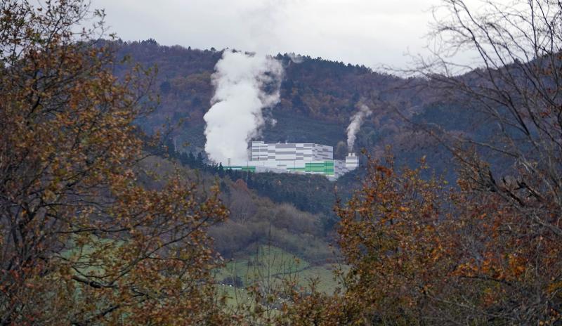 La incineradora de Zubieta ha comenzado su proceso de pruebas en caliente con la quema de las primeras toneladas de basura en sus hornos. Entre la noche de ayer y hoy se han introducido como combustible las primeras nueve toneladas de residuos para comenzar a comprobar si las conexiones funcionan y los sistemas de depuración y control de gases se encuentran a punto.