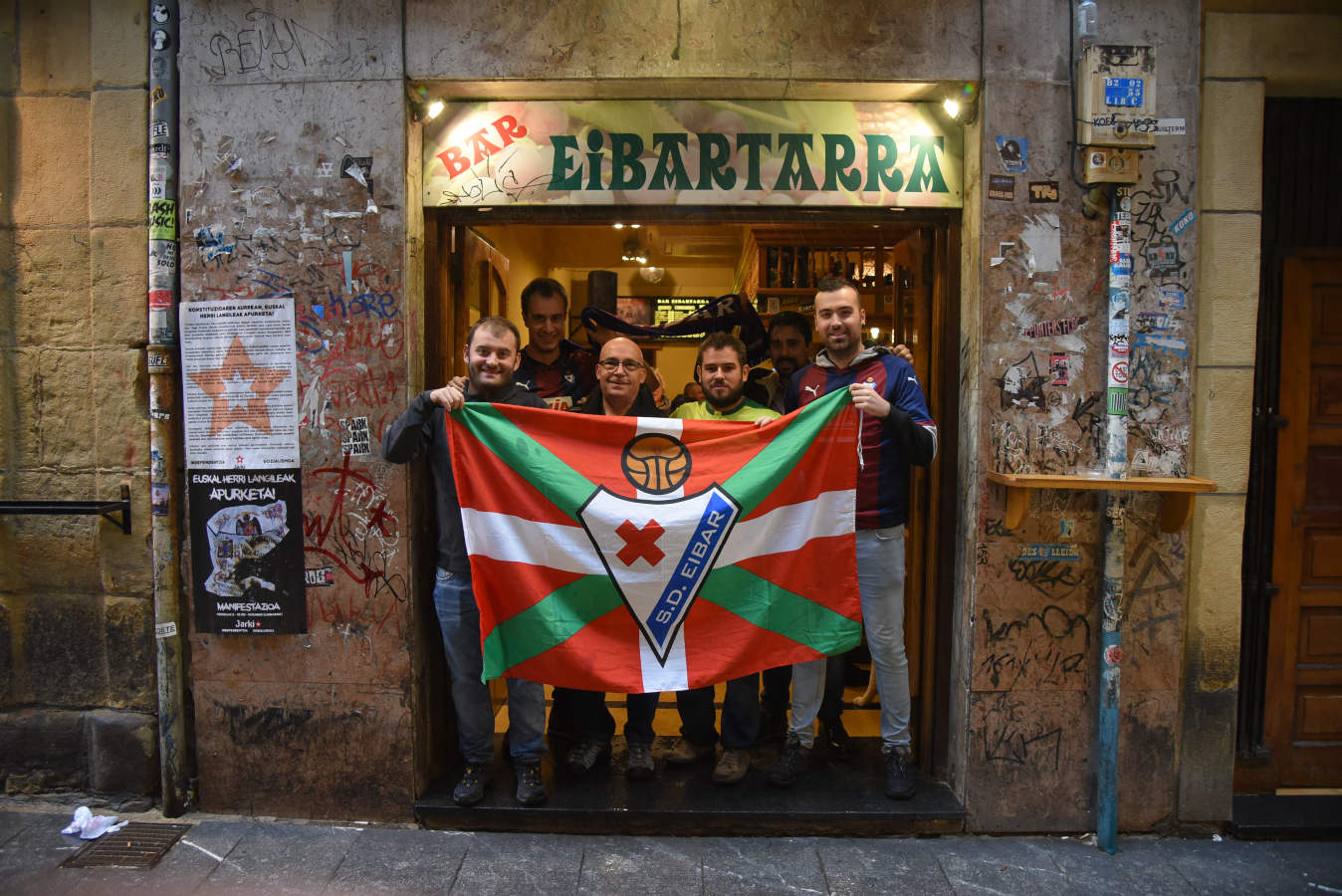 Seguidores de la Real Sociedad y Eibar han desafiado al mal tiempo y han teñido con sus colores la Parte Vieja donostiarra 
