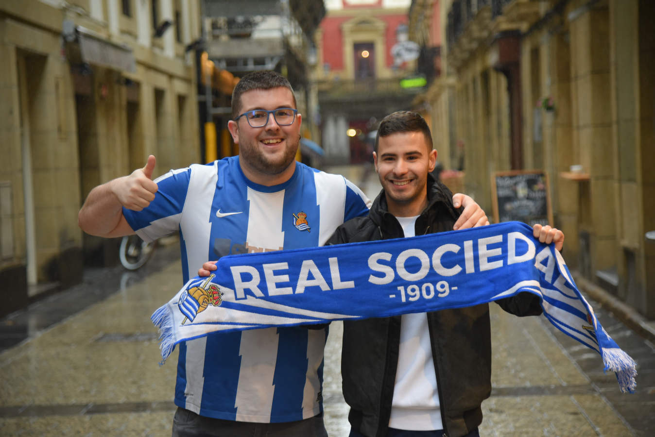 Seguidores de la Real Sociedad y Eibar han desafiado al mal tiempo y han teñido con sus colores la Parte Vieja donostiarra 