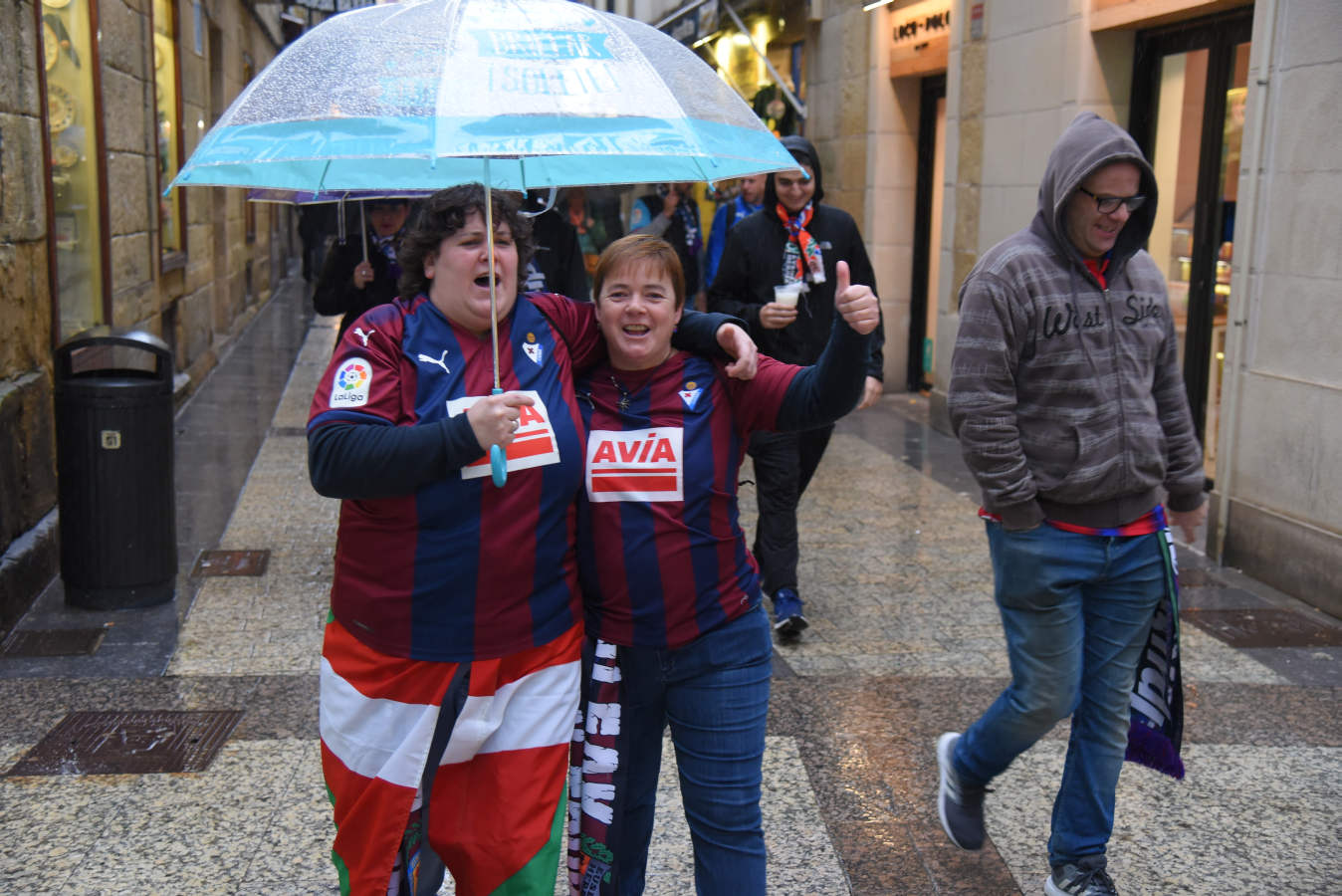 Seguidores de la Real Sociedad y Eibar han desafiado al mal tiempo y han teñido con sus colores la Parte Vieja donostiarra 