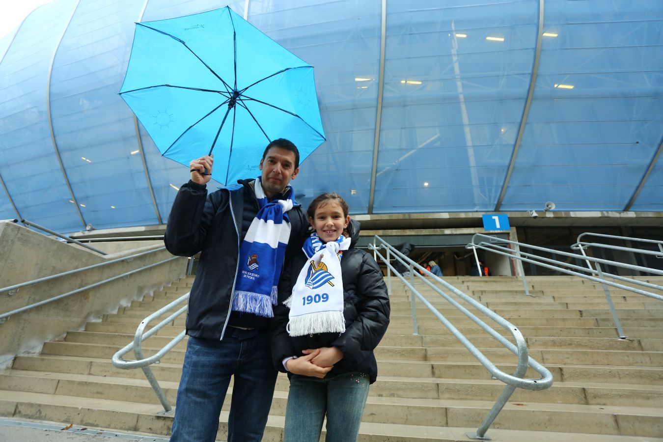 Seguidores de la Real Sociedad y Eibar han desafiado al mal tiempo y han teñido con sus colores la Parte Vieja donostiarra 