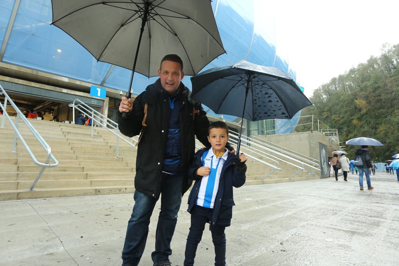 Seguidores de la Real Sociedad y Eibar han desafiado al mal tiempo y han teñido con sus colores la Parte Vieja donostiarra 