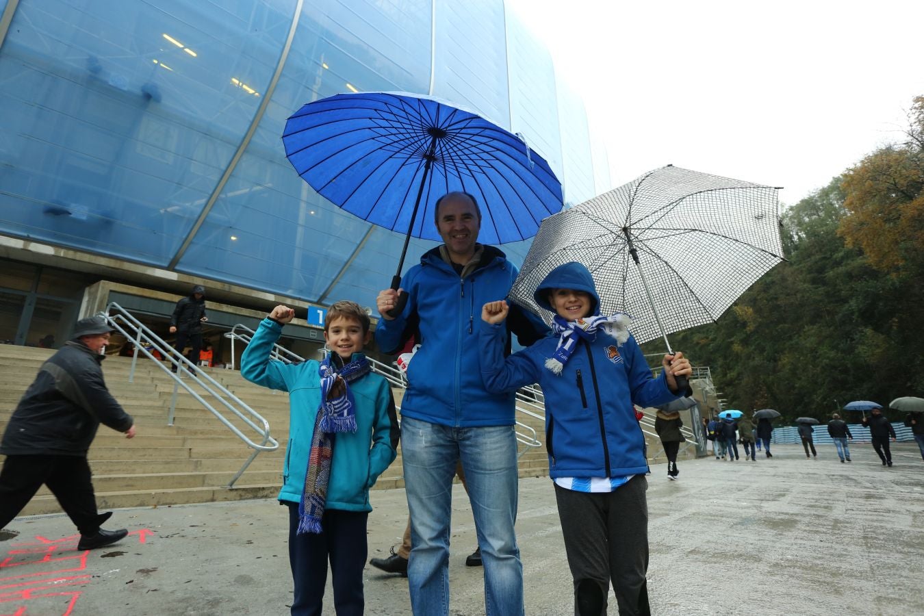 Seguidores de la Real Sociedad y Eibar han desafiado al mal tiempo y han teñido con sus colores la Parte Vieja donostiarra 