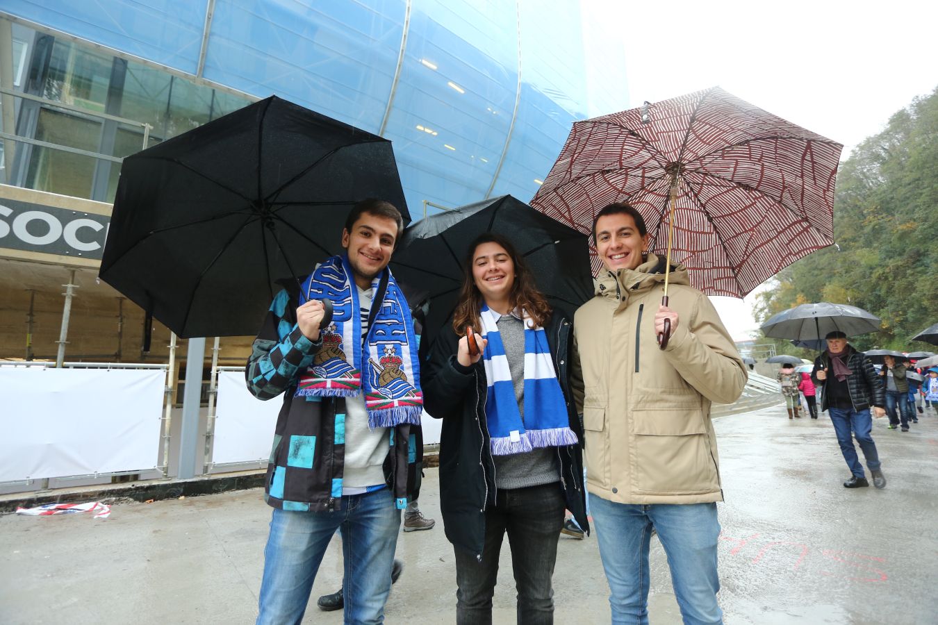 Seguidores de la Real Sociedad y Eibar han desafiado al mal tiempo y han teñido con sus colores la Parte Vieja donostiarra 