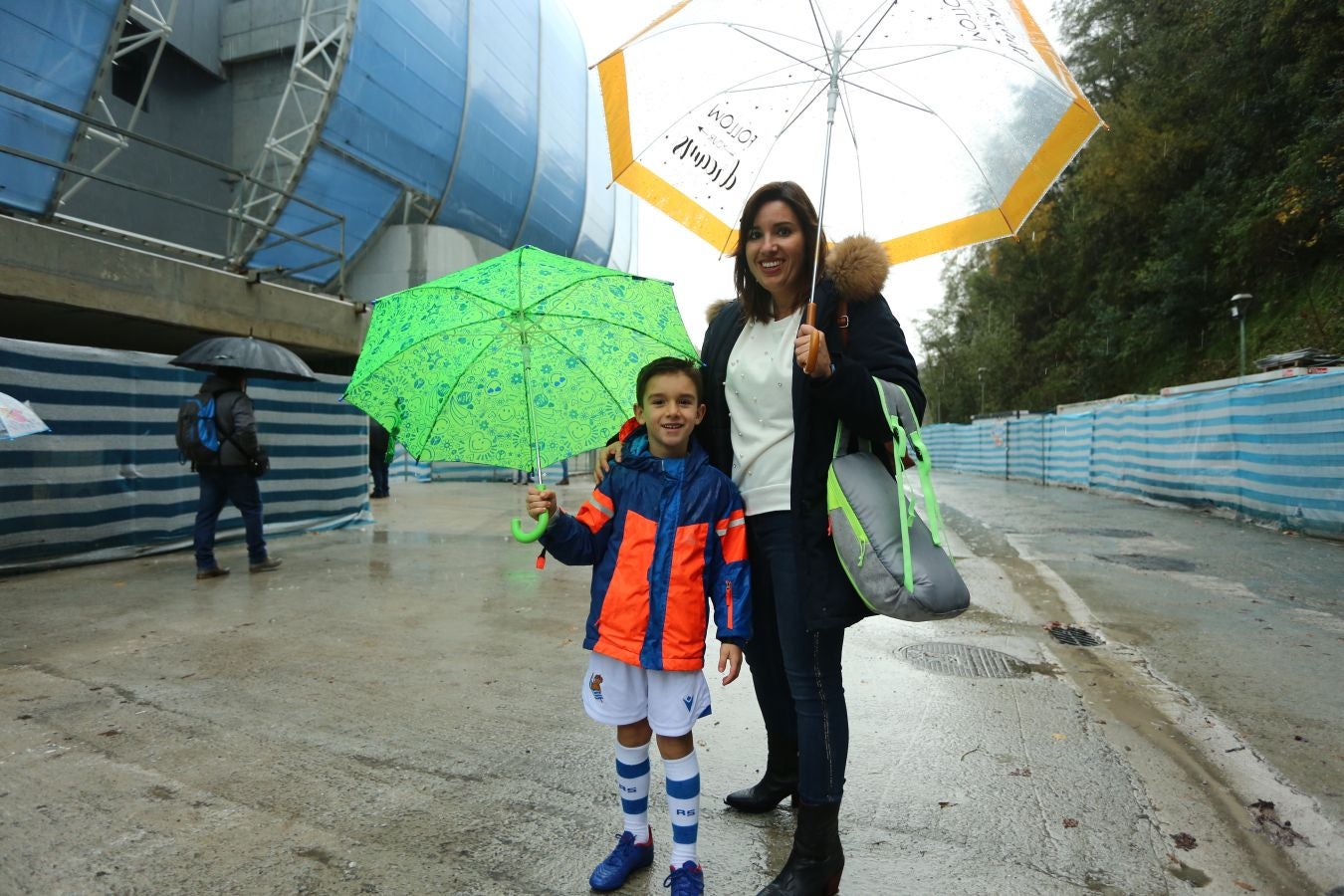 Seguidores de la Real Sociedad y Eibar han desafiado al mal tiempo y han teñido con sus colores la Parte Vieja donostiarra 