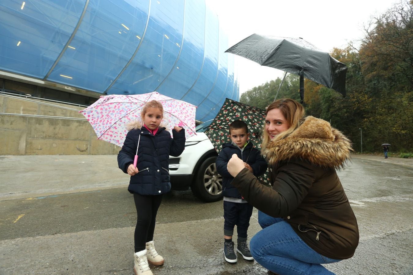 Seguidores de la Real Sociedad y Eibar han desafiado al mal tiempo y han teñido con sus colores la Parte Vieja donostiarra 