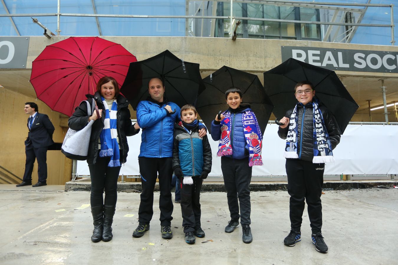Seguidores de la Real Sociedad y Eibar han desafiado al mal tiempo y han teñido con sus colores la Parte Vieja donostiarra 