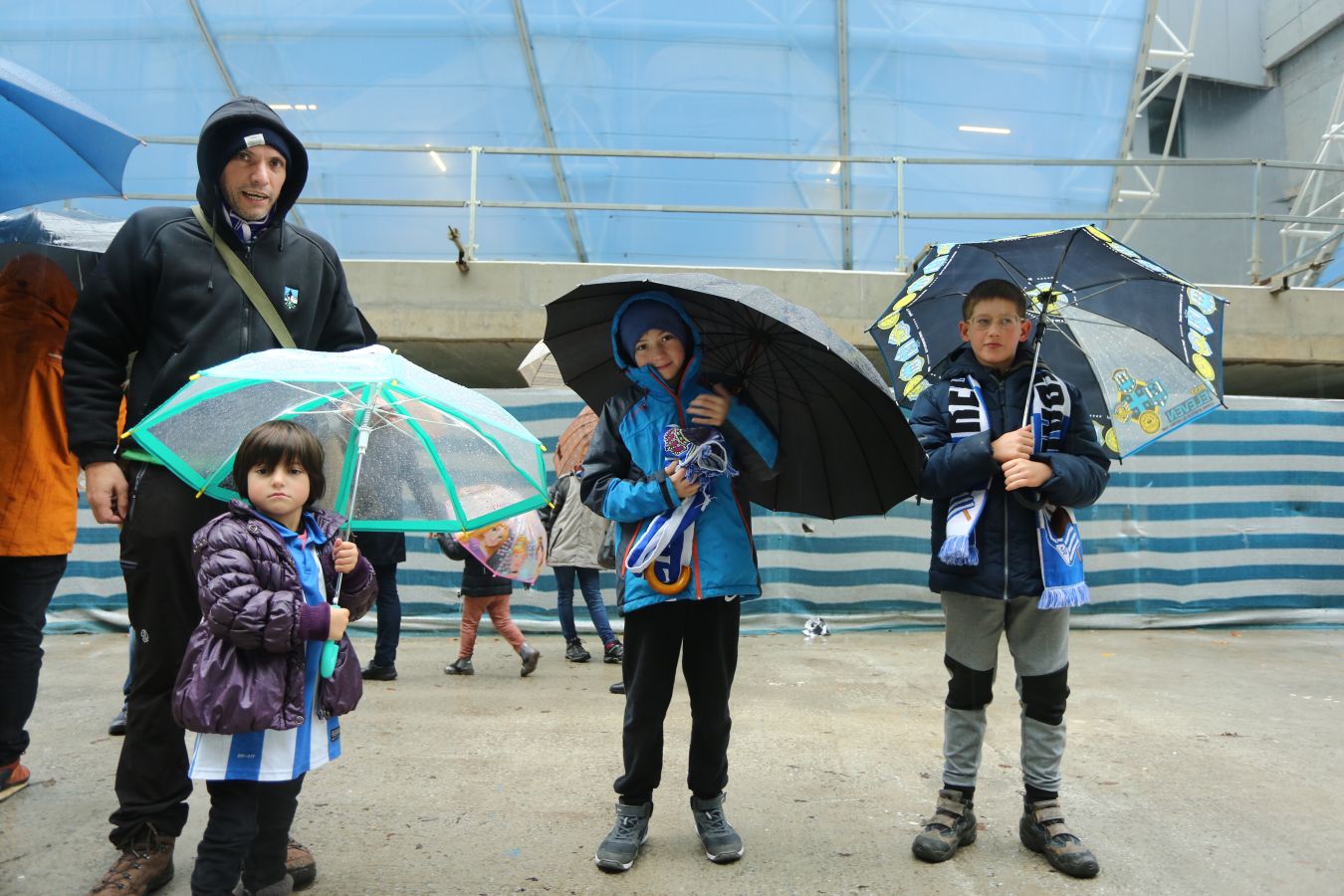 Seguidores de la Real Sociedad y Eibar han desafiado al mal tiempo y han teñido con sus colores la Parte Vieja donostiarra 