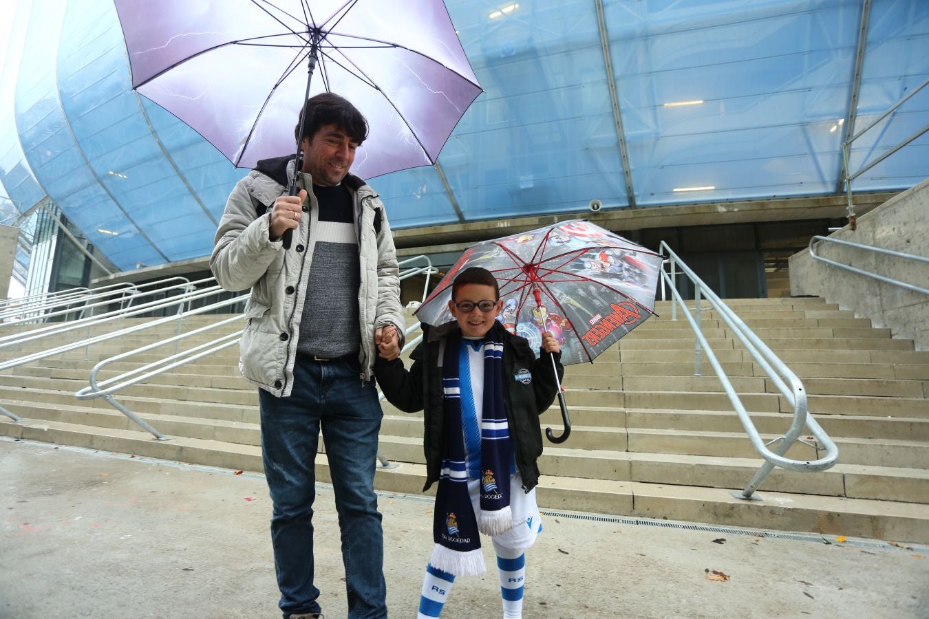 Seguidores de la Real Sociedad y Eibar han desafiado al mal tiempo y han teñido con sus colores la Parte Vieja donostiarra 