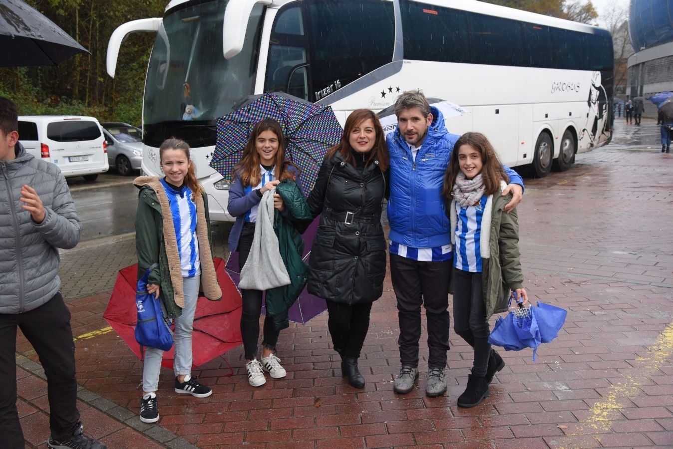 Seguidores de la Real Sociedad y Eibar han desafiado al mal tiempo y han teñido con sus colores la Parte Vieja donostiarra 
