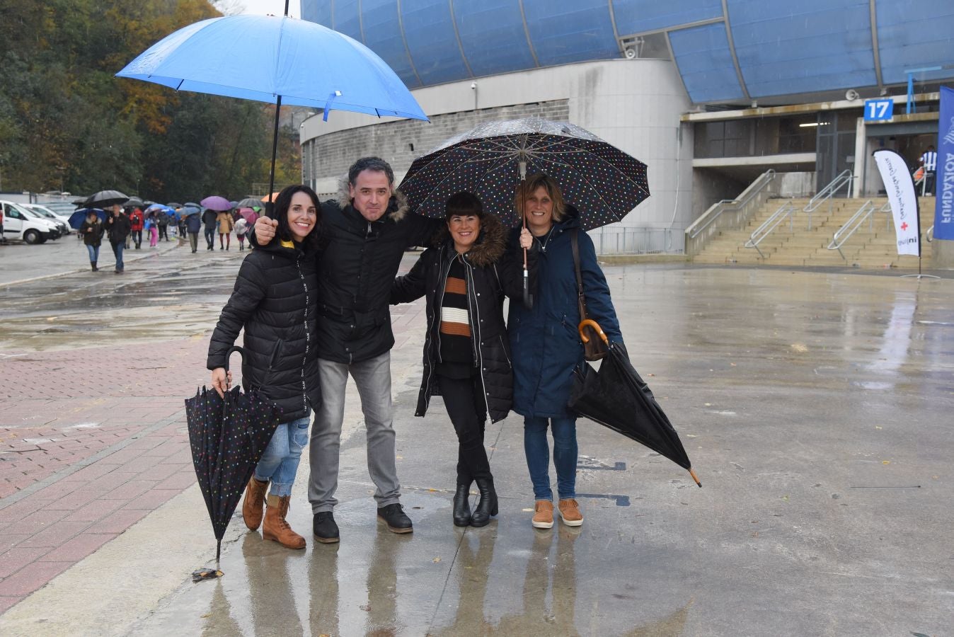 Seguidores de la Real Sociedad y Eibar han desafiado al mal tiempo y han teñido con sus colores la Parte Vieja donostiarra 