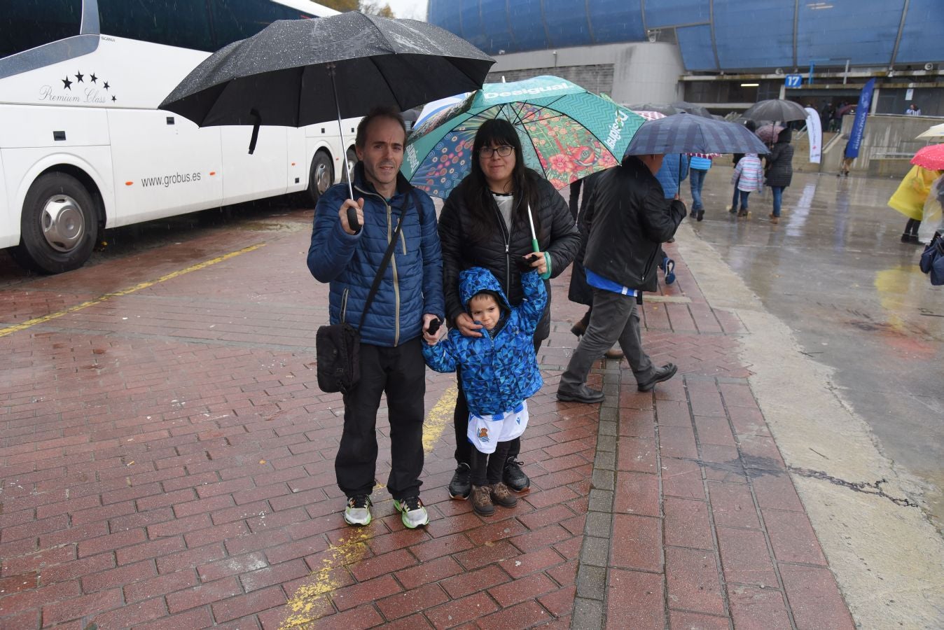 Seguidores de la Real Sociedad y Eibar han desafiado al mal tiempo y han teñido con sus colores la Parte Vieja donostiarra 