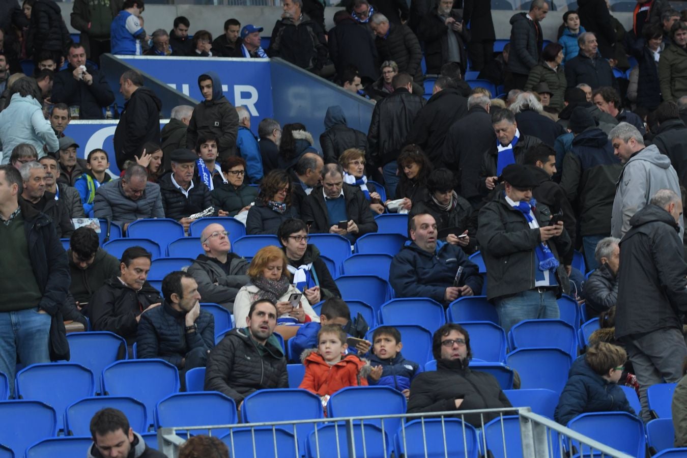 Seguidores de la Real Sociedad y Eibar han desafiado al mal tiempo y han teñido con sus colores la Parte Vieja donostiarra 
