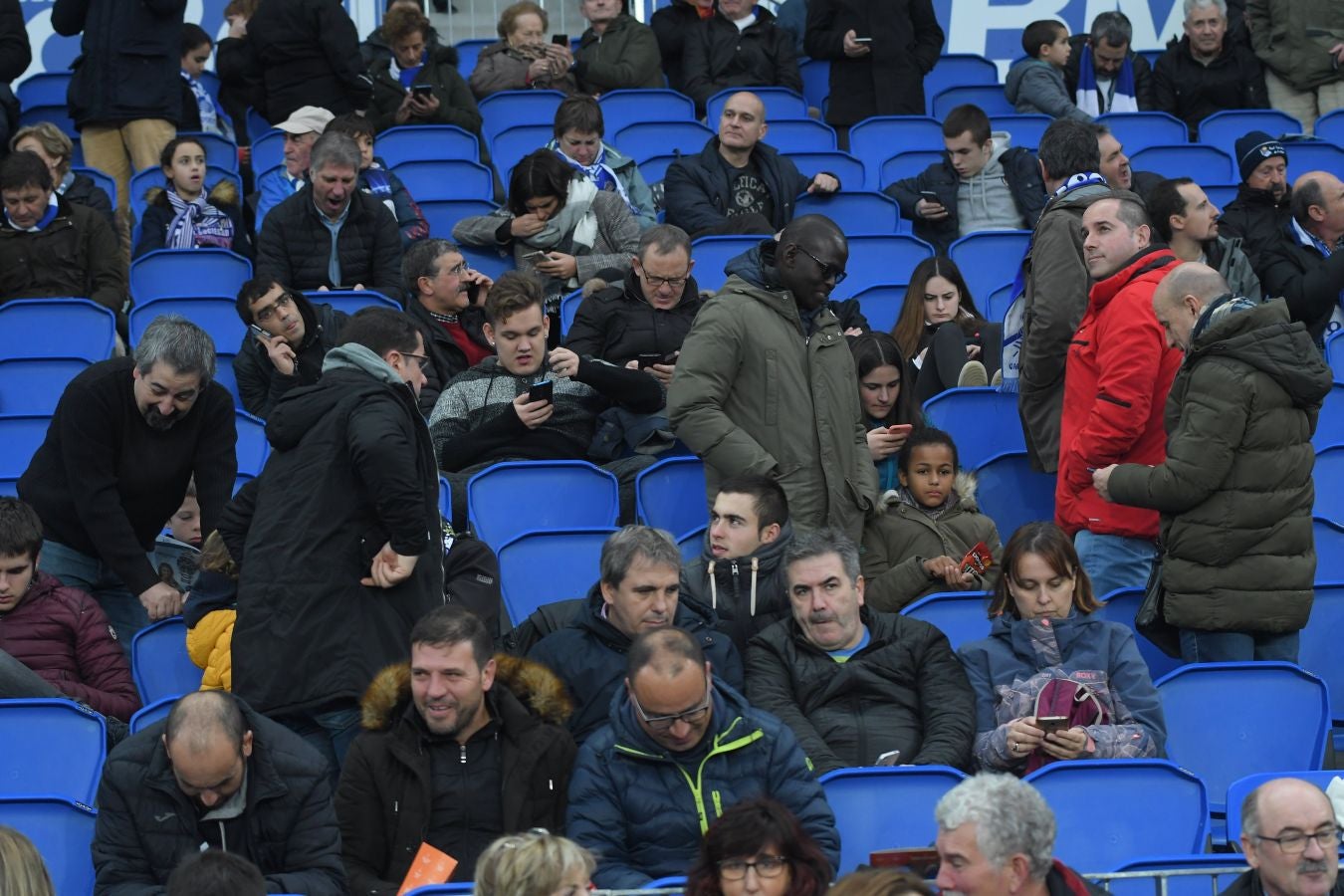 Seguidores de la Real Sociedad y Eibar han desafiado al mal tiempo y han teñido con sus colores la Parte Vieja donostiarra 